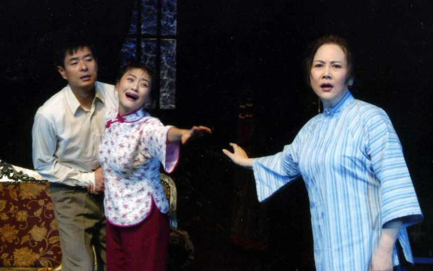 赵忠祥@之前搭档赵忠祥主持春晚，吞药轻生两婚两离，现74岁与女儿相依为命