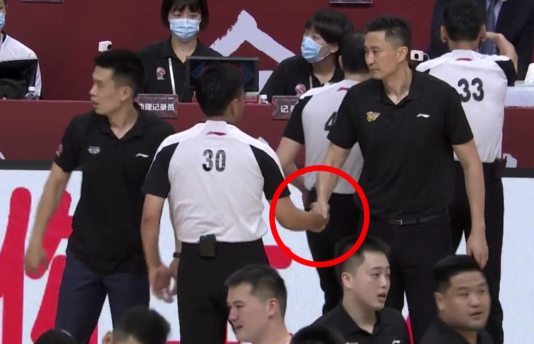 易建联|赢球后易建联紧握拳头，一路小跑过来庆祝，谁留意到林书豪？