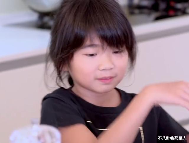 grace:Grace长大成翻版曹格,皮肤黝黑发量感人,穿露脐装成美少女