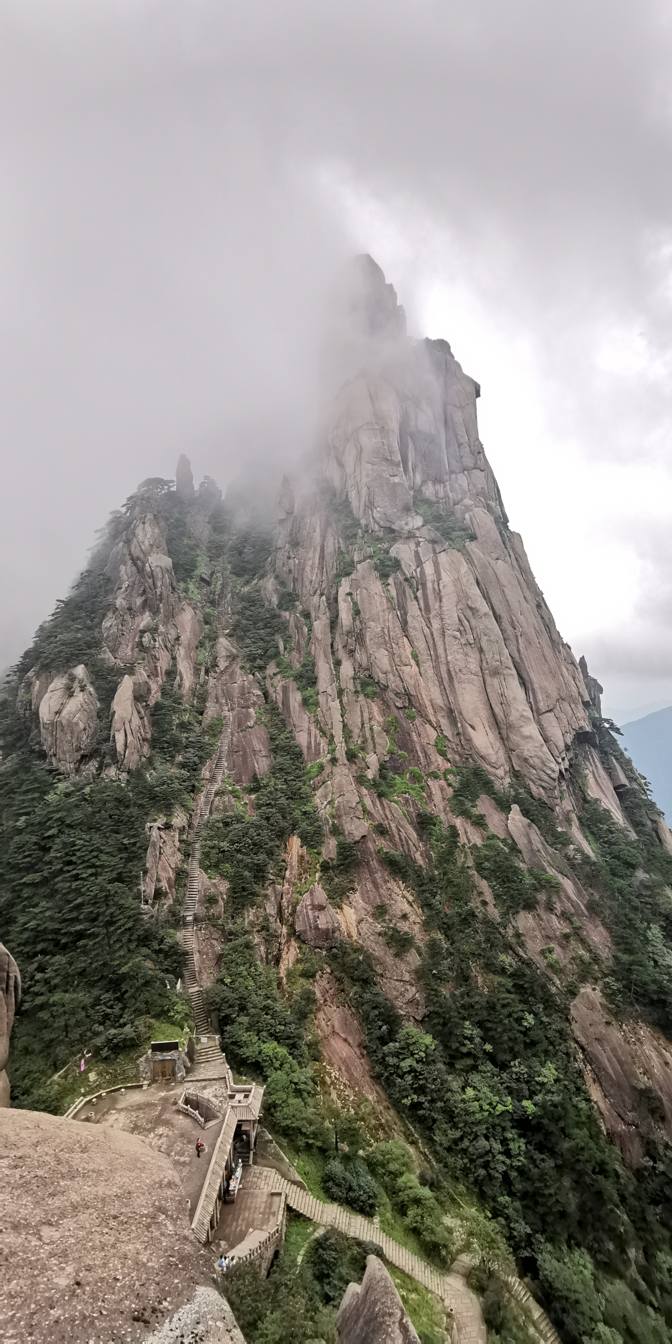 广东省|不到天都峰，等于一场空：黄山最险峻的主峰，去了也未必能爬上