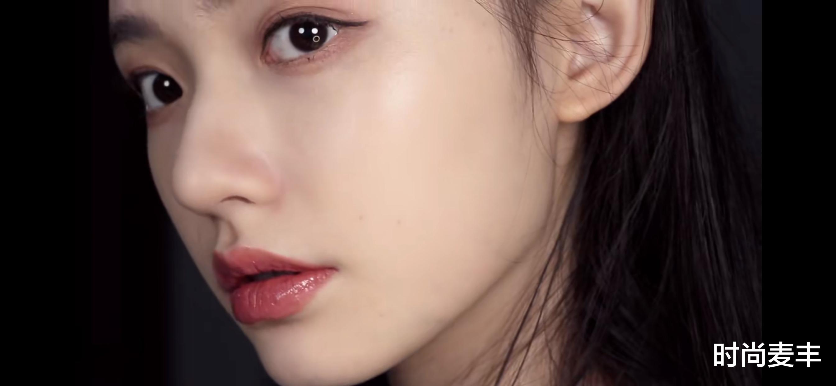 穿衣搭配|热门的嘟嘟唇要这样化,林允示范唇部化妆步骤,画完还要涂阴影