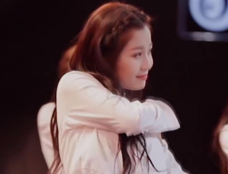 虞书欣@《青你2》虞书欣穿白裙跳舞，当镜头特写，这生图颜值我心动了