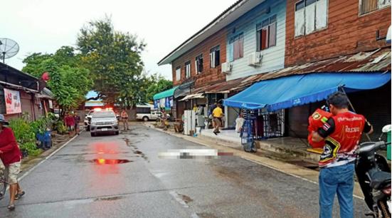 睹图|女子离婚1个月迅速再婚，前夫得知后将其现任丈夫当街刺死