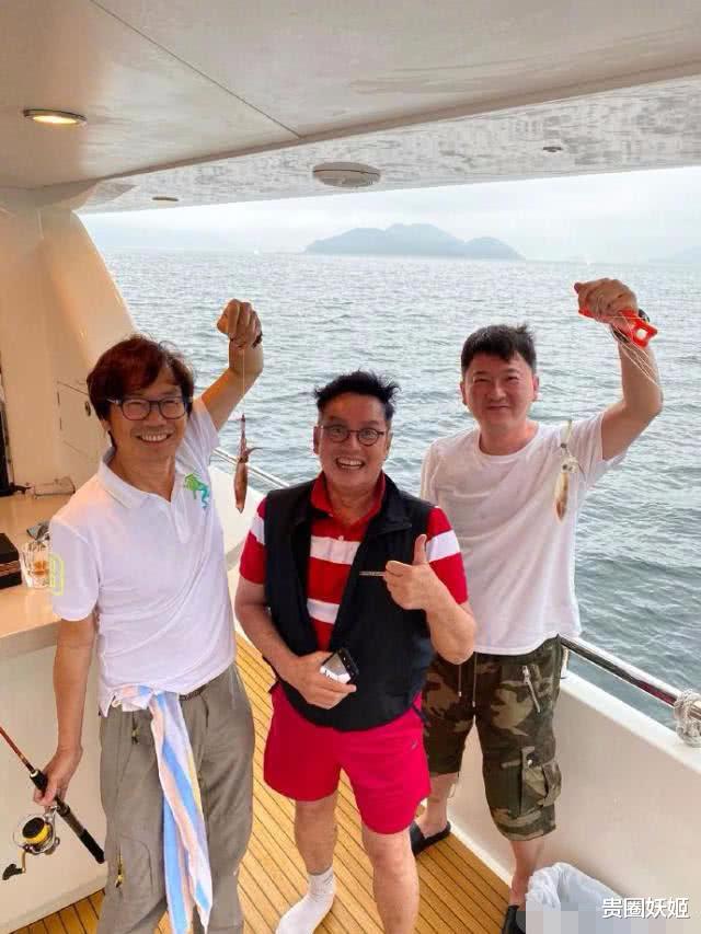 「谭咏麟」谭咏麟和朋友们出海钓鱼做晚餐，53岁李克勤也在，昔日男神老了