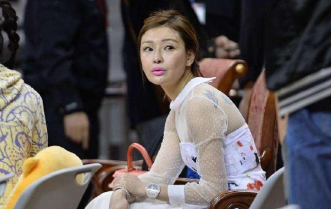 朱芳雨|她是宏远老板娘，曾2000万签下阿联，大力支持朱芳雨，40岁仍紧致