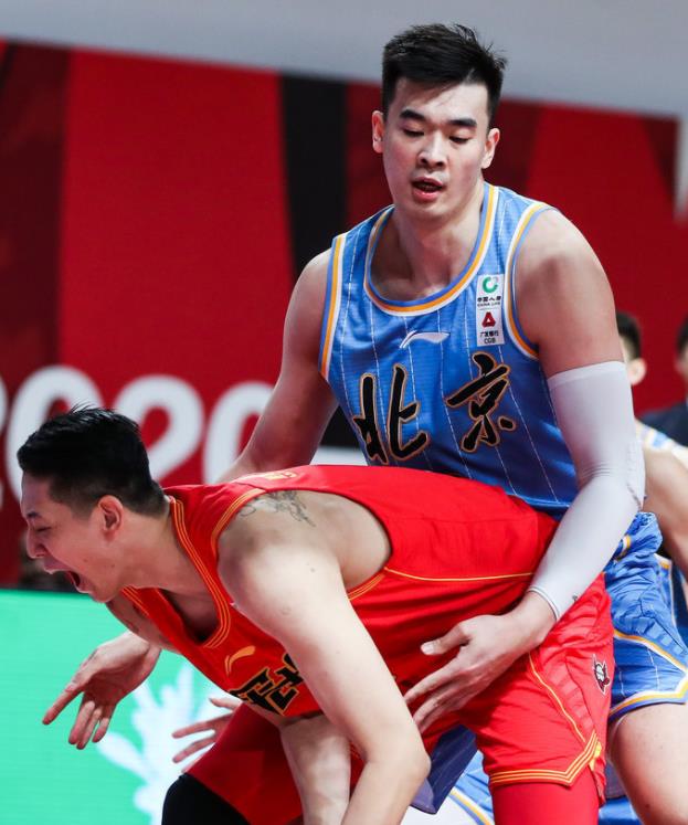 北京男籃|CBA恥辱一幕！主教練帶頭罷賽，北京隊這次真的過分了，劉曉宇墊腳外援