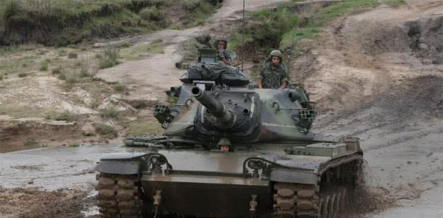 美国@军事演习遇上“豆腐渣工程”，数十美军坠河，3辆坦克瞬间报废