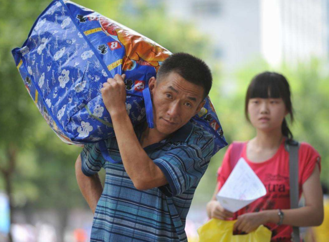 大学|大一新生开学，要不要带被褥和电脑？大二学生说出了实情