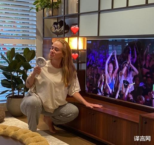 『阿黛尔』阿黛尔穿4年前演出服炫耀减肥近百斤成果，针对新专劝粉丝有耐心