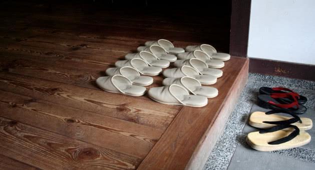 「日本」日本人到室内要脱鞋，如果遇到有人脚臭怎么办？日本姑娘告诉你