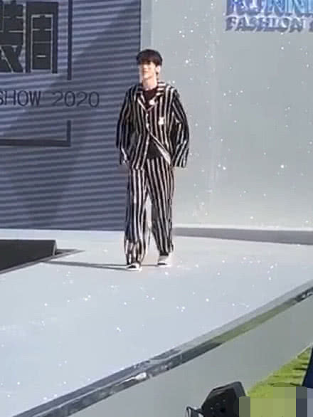 蔡徐坤▲《奔跑吧》睡衣秀：蔡徐坤像王子，沙溢像搓澡大爷，何穗最被期待