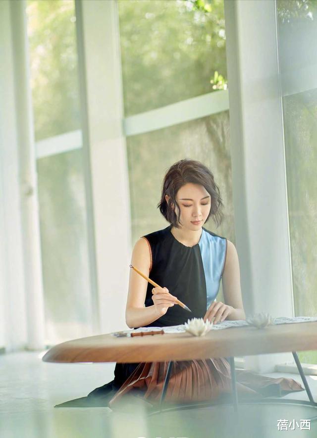 「连衣裙」陈数练书法都穿得这么优雅，拼色连衣裙配微卷短发，显贵10倍不止