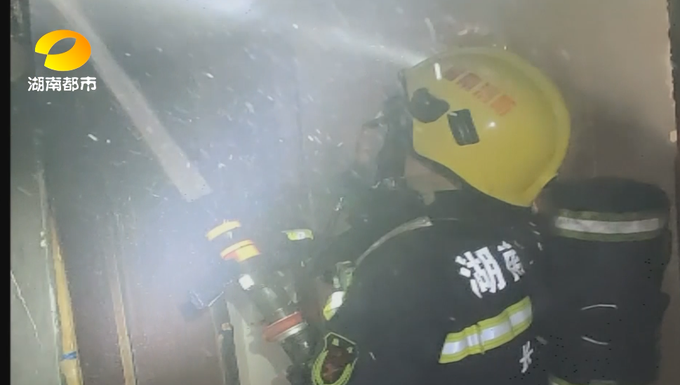 长沙|长沙一小区突发大火，小车堵住通道被居民掀翻！记者独家对话小车车主