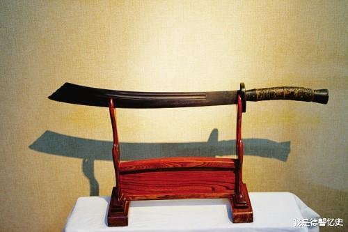 『贺龙』美女携贺龙元帅大刀上节目鉴定,专家:这不是价格能衡量的