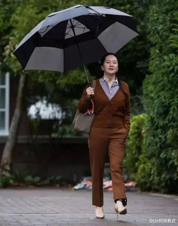 #孟晚舟#华为老总大女儿戴脚铐也潇洒！48岁穿衣颇有魅力，心态好不卑不亢