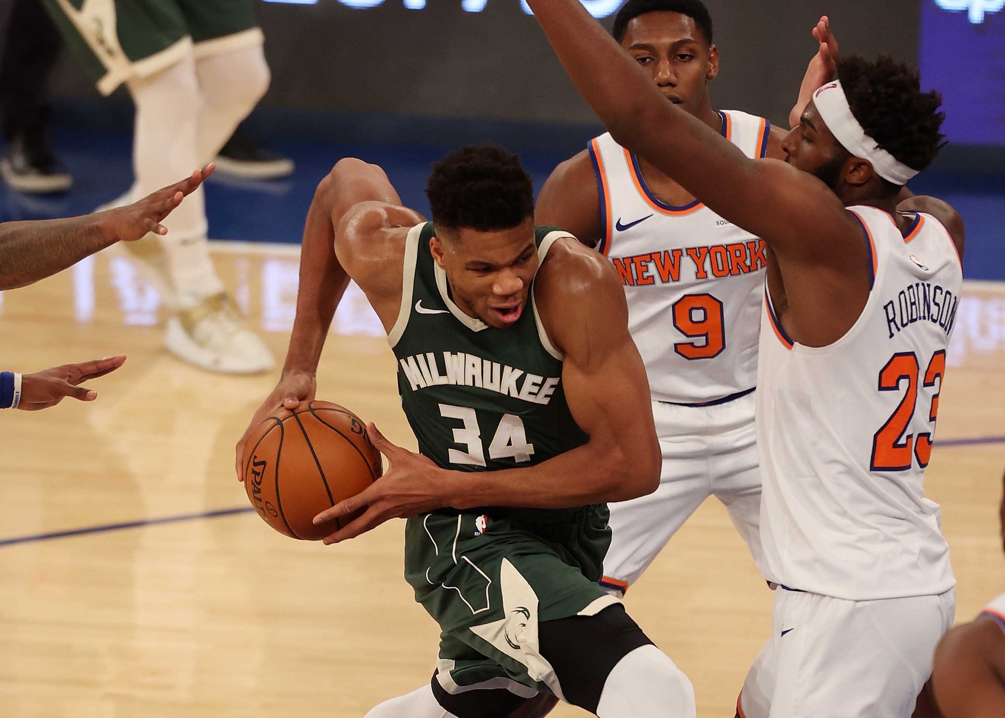 字母哥|22+12+5，输赢和你无关！再见了MVP，你和老詹还有很大的距离