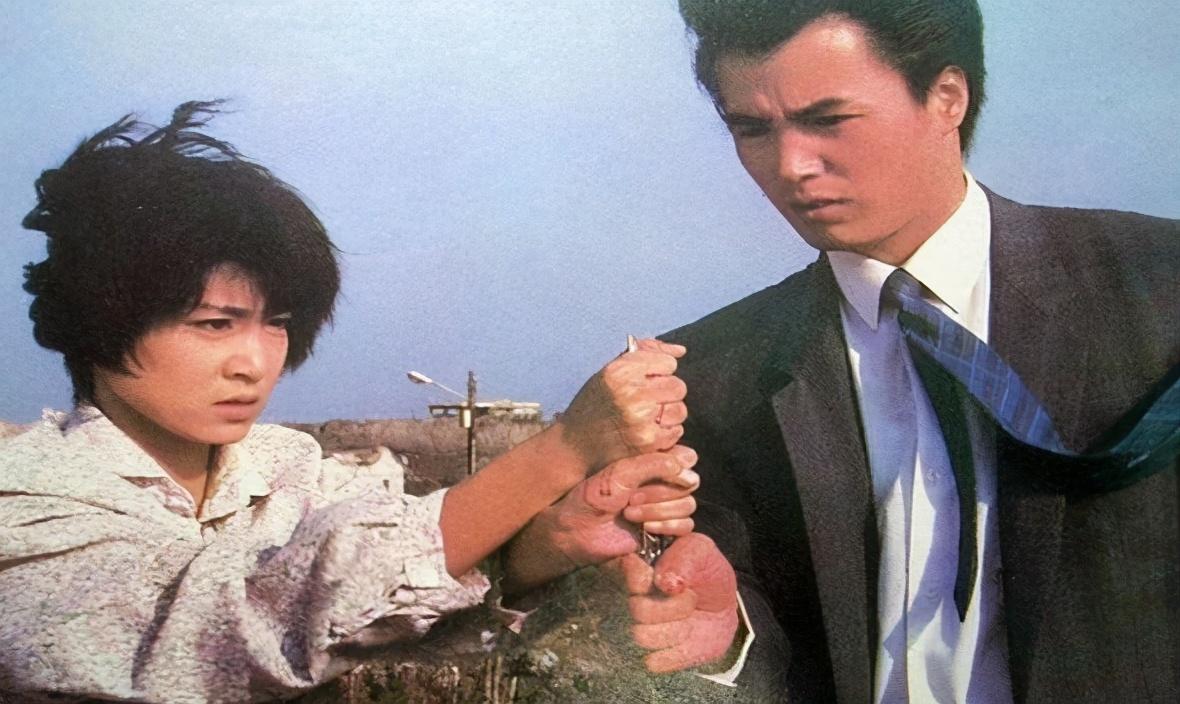 春晚|他因春晚走红，意外摔倒变痴傻，妻儿远离，女友不离不弃照顾余生