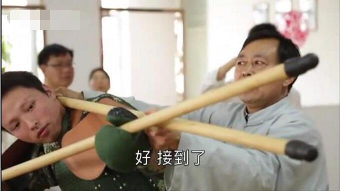 马保国：马保国：比赛的时候全身软绵绵，赛后跟200多斤的徒弟实战他都打不动我