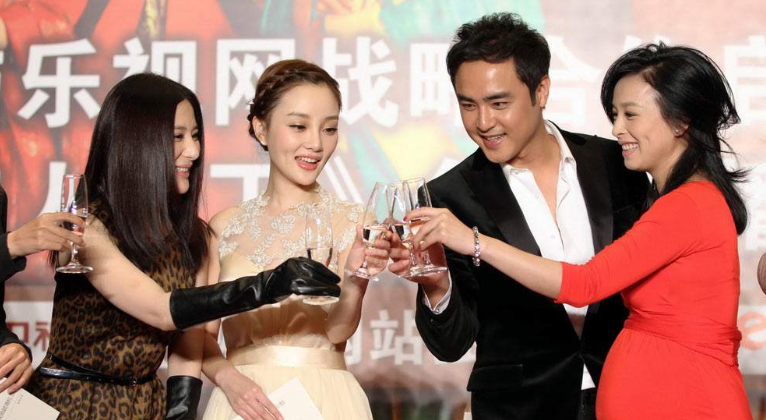 李小璐|李小璐终于迎来救星！身价300亿、坐拥17亿豪宅的张庭出手