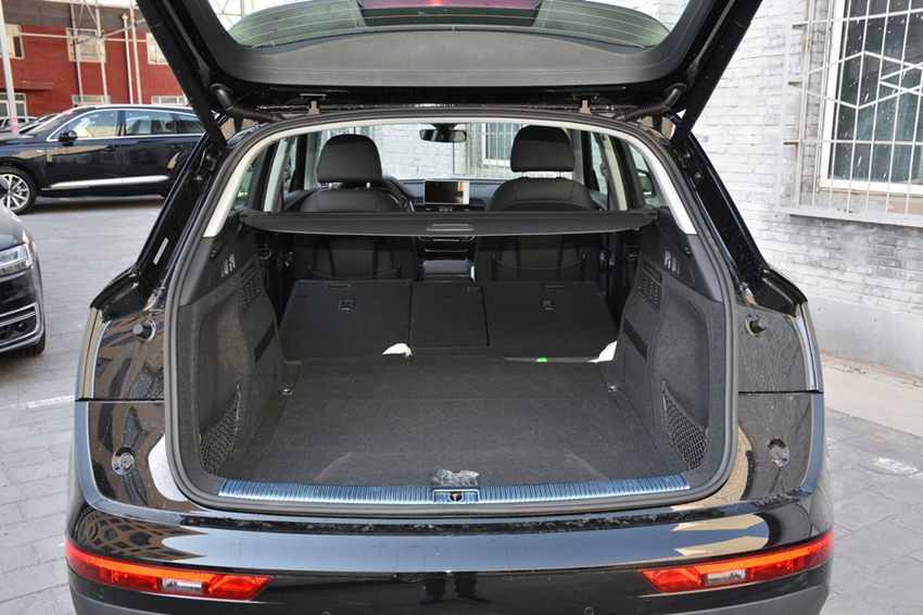 奥迪Q5▲再跌7万！入华12年骂声为0，起步2.0T提速6.7秒，买它都不屑途昂