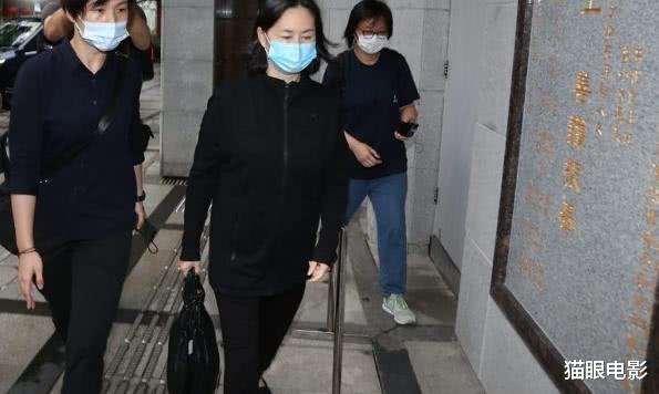 【何鸿燊】赌王何鸿燊将头七，何家人现身为赌王祈福，奚梦瑶站位透露家庭地位