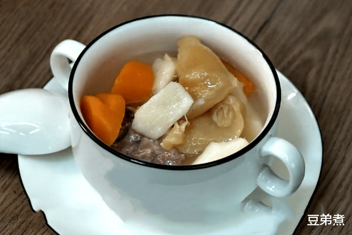 花胶|秋天多喝此汤，汤汁鲜美又营养，比西红柿汤鲜，比牛羊汤好喝