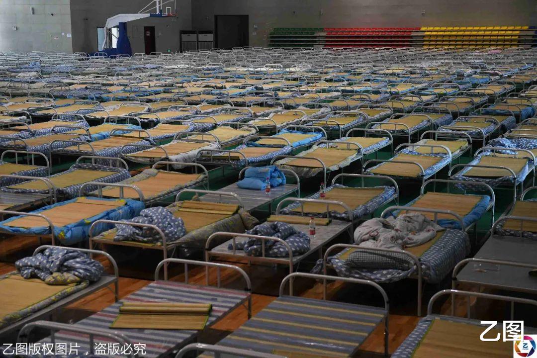 合肥|又见“方舱”：巢湖分洪14万人转移，学校体育馆8小时搭千张床铺