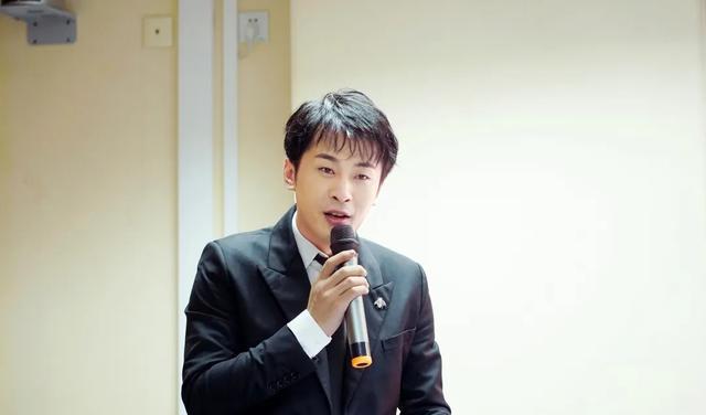 自游创 当初辛巴离开二驴直播间，并与二驴交恶，与一个网红有很大的关系