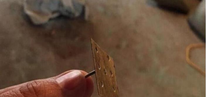 砌完墙，师傅拿来一包钉子让加50块，朋友看到让我赶紧答应