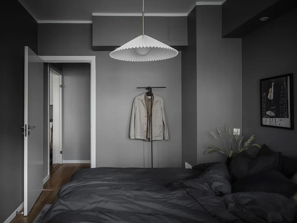 []公寓家具：49㎡小公寓卧室全刷黑，还有令人羡慕的阳台和衣帽间！