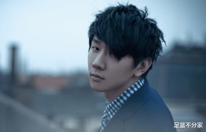 【林俊杰】他实力不输周杰伦林俊杰,当红时因病淡出乐坛,现街头卖唱维持生活