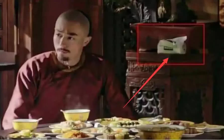 「吴京」“骗了我们多年”的穿帮镜头:吴京喝假酒,大清朝的冲锋枪也太顶了