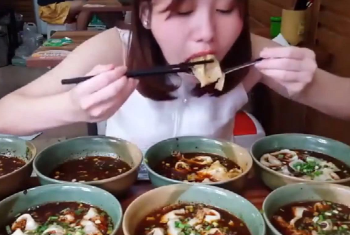 「螺蛳粉」网红主播吃80斤“螺蛳粉”，喝完一口汤后就穿帮了，直接掉粉一百万！