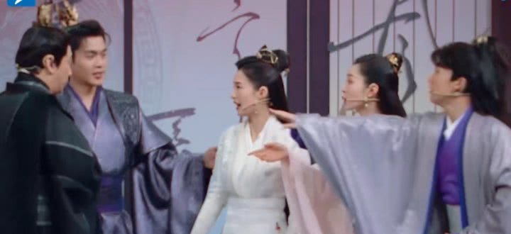 #关晓彤#关晓彤随手整理衣服，谁注意到花花下意识反应？网友：男人也有怕的时候