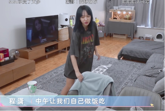 程潇|程潇在家做饭展示厨艺，镜头特写到她的手时，我却在关注她的指甲