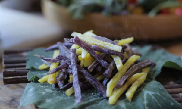 李子柒|李子柒给奶奶做“炸薯条”，看到成品后穿帮，网友：别再摆拍了！