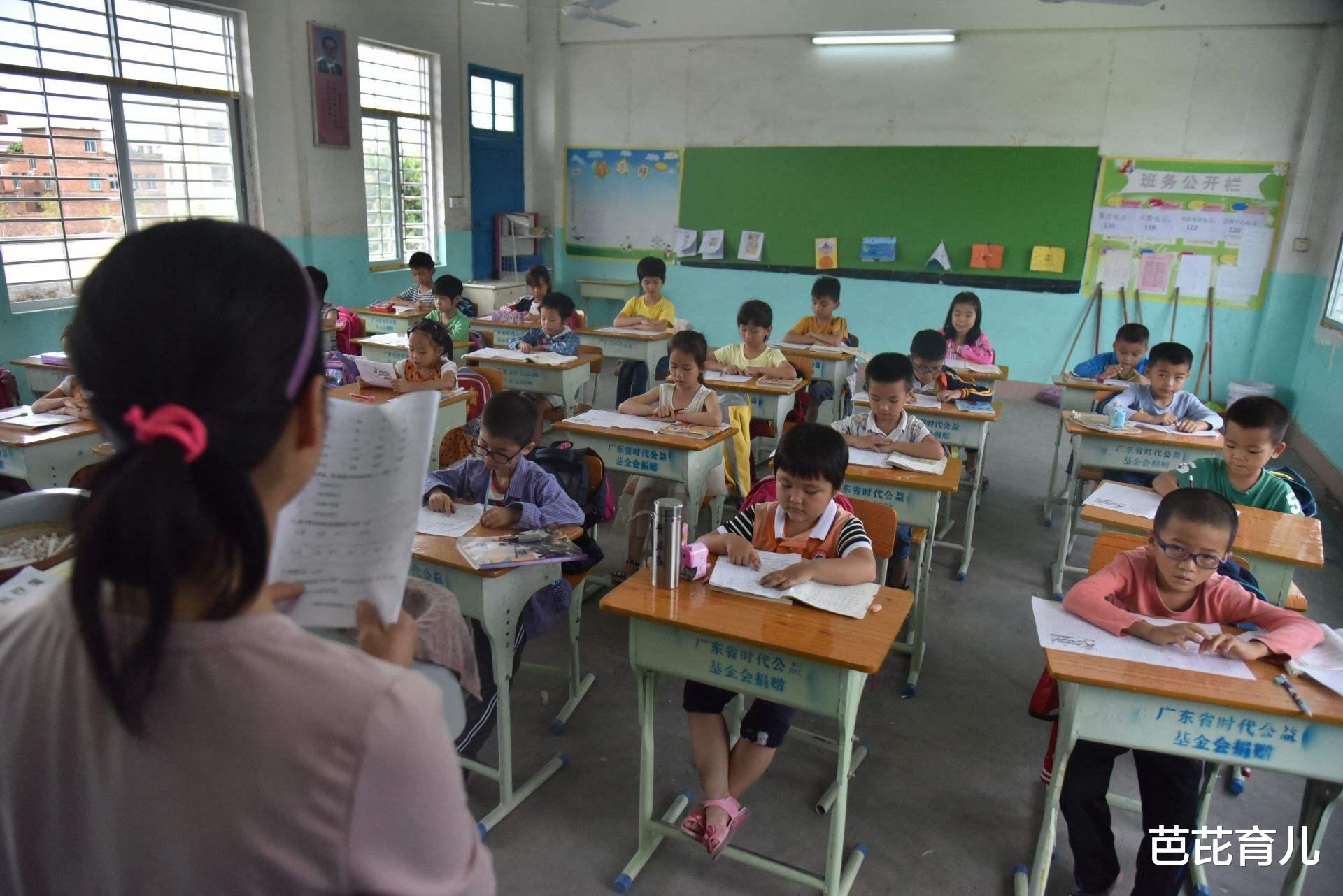 中小学▲小学生上课传纸条被老师抓个正着，看到内容后老师笑了：人小鬼大