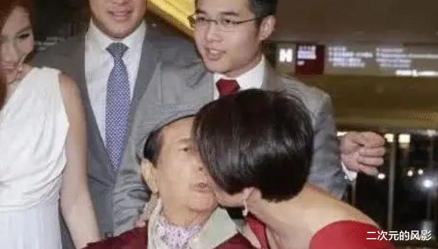 「何鸿燊」她嫁给大39岁老头,10年生了5个孩子,还拒绝一月10几万零花钱