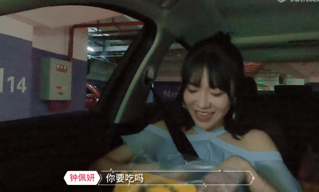 心动的信号|《心动的信号》女二用做嘬过的手套喂男二,男二反应,喜不喜欢很明显!