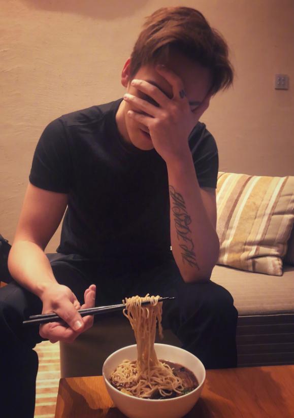 陈伟霆@陈伟霆“吃不胖”秘诀：除了运动，3种食物替换日常食物，不怕胖