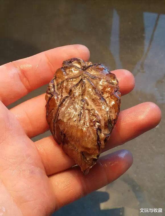 #翡翠#把一块普通的翡翠原石雕刻一只“蝉”，是不是感觉玉石雕刻很简单