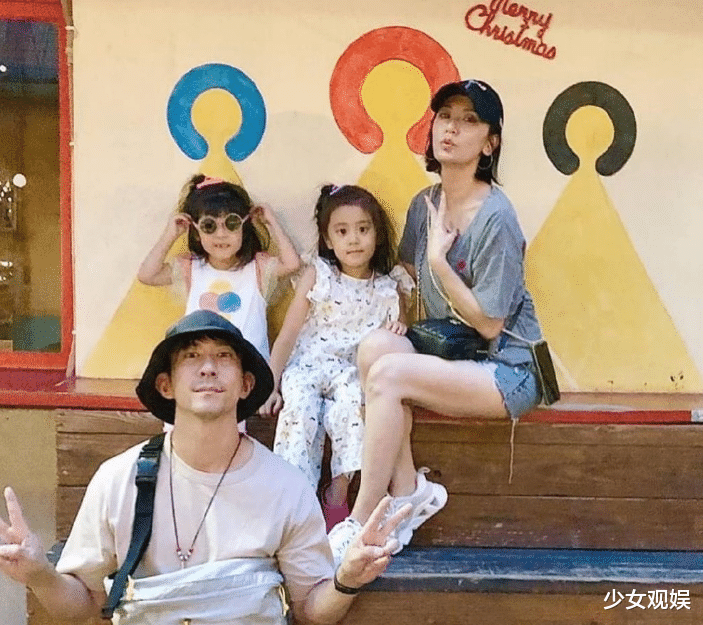 贾静雯|贾静雯一家五口旅游照被传，咘咘很可爱，我却在关注小女儿长相