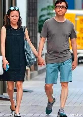 伊能静|庾澄庆妻子张嘉欣与前妻伊能静对比，差距真的太大，难怪庾妈妈只接受她