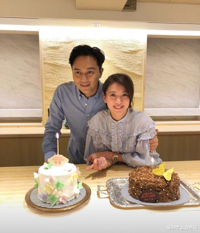 『牛仔裤』袁咏仪状态无敌，衬衣牛仔裤，低马尾配丝巾，48岁素颜美得不像话