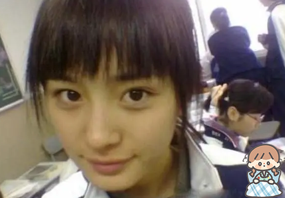 「杨幂」杨幂“初中照”被曝光，染发美甲一个不落，“真实颜值”令人意外