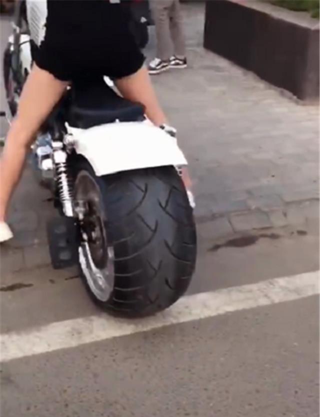 「哈雷摩托车」98后女骑士座驾,31万哈雷摩托车,排量1585CC,但不及人养眼