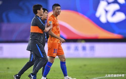 戴琳|中超恶人上演“断腿式飞铲”，吃红牌怒推裁判，拒绝离场辩称无罪