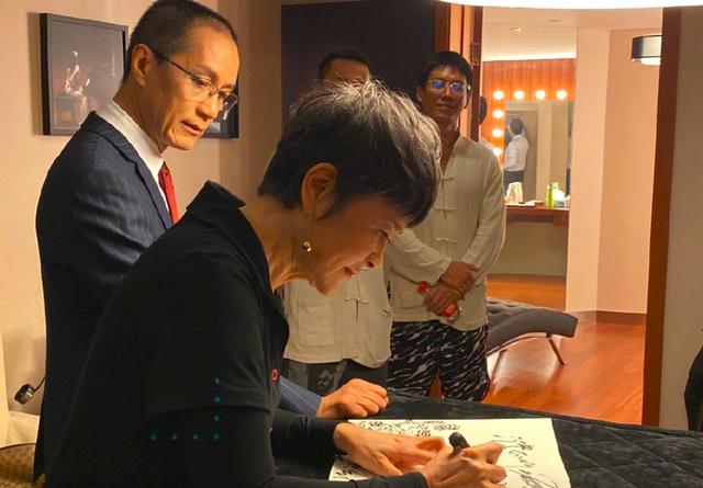 冯远征|冯远征庆祝结婚27年,和大8岁老婆演过母子,俩人至今没要孩子