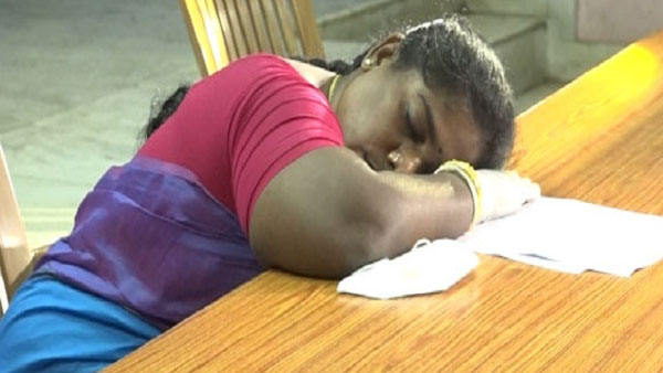 特斯拉|\没人帮我讨公道！\ 印度女官员记者会大哭 拿出毒药一饮而尽