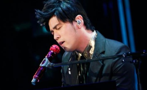 周杰伦|周深唱《烟花易冷》上热搜，周杰伦在华语乐坛的地位藏不住了！